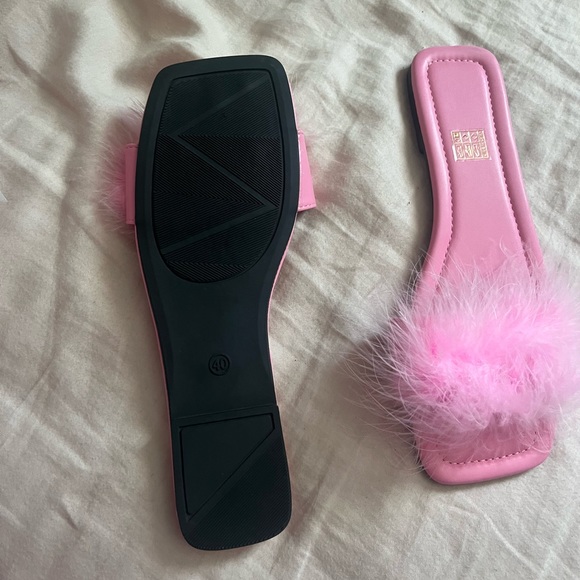 Brand new feather slides - Picture 3 of 3